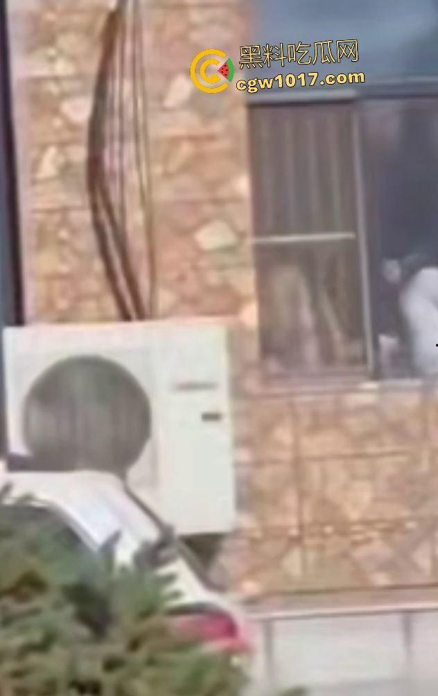 万历烧鸽子鹌鹑老板说给门店装修改造，店门前狂操老板娘，阳光下后入骚逼改造浪叫，老板你这装修太吵了！-10