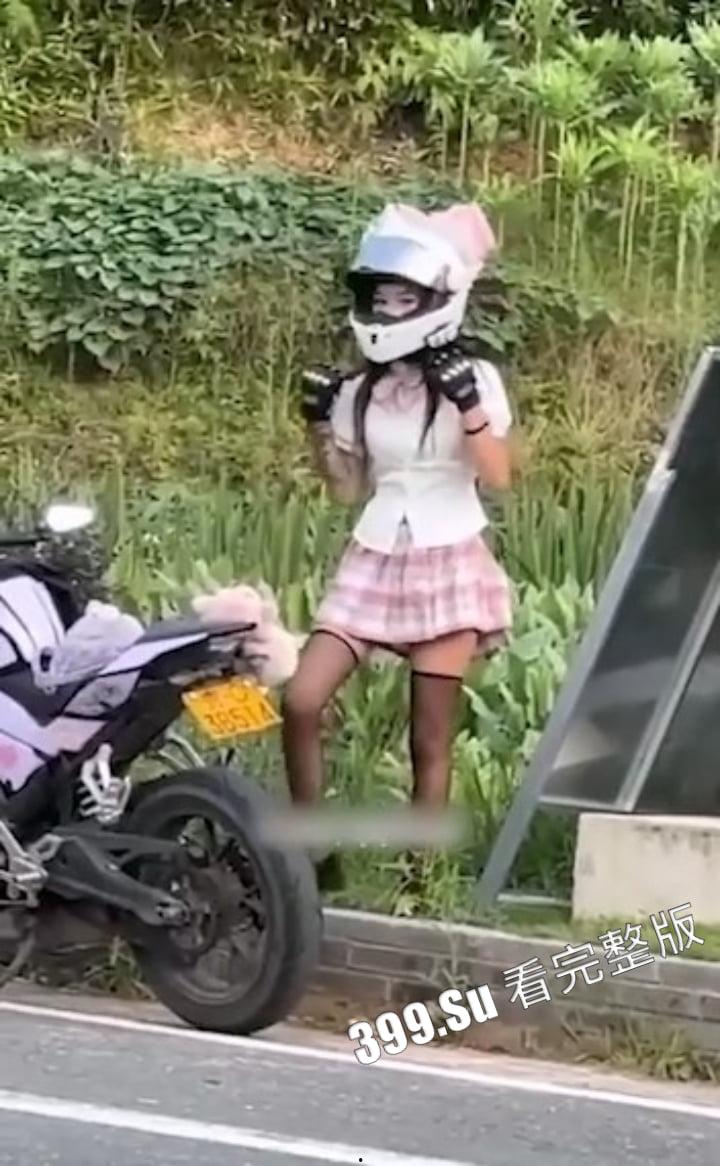 小仙女骑摩托又遭重，很快被网友通过纹身找出网上擦边照