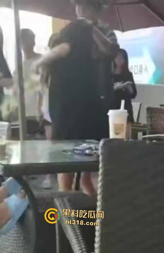 奶茶店两女人怒泼奶茶砸头开战，俩女扭打撕衣火气炸裂，内衣差点都扯掉，惊现杜兰特来拉架！