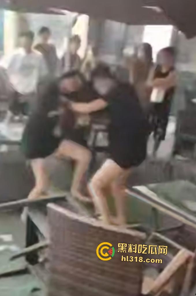 奶茶店两女人怒泼奶茶砸头开战,俩女扭打撕衣火气炸裂,内衣差点都扯掉,惊现杜兰特来拉架!-4