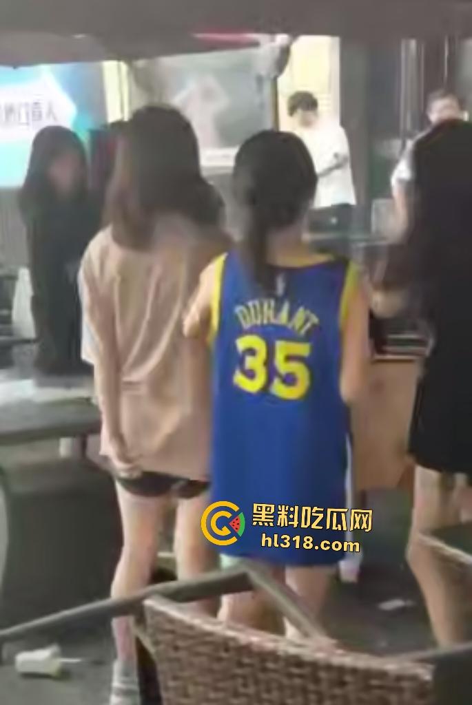 奶茶店两女人怒泼奶茶砸头开战,俩女扭打撕衣火气炸裂,内衣差点都扯掉,惊现杜兰特来拉架!-7