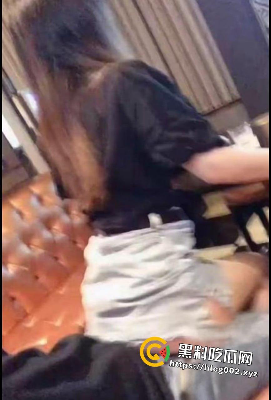 上海魅KTV极品颜值精神小妹与男友疯狂骑乘野战!白嫩的翘臀前后左右上下骑乘超带感!11-5