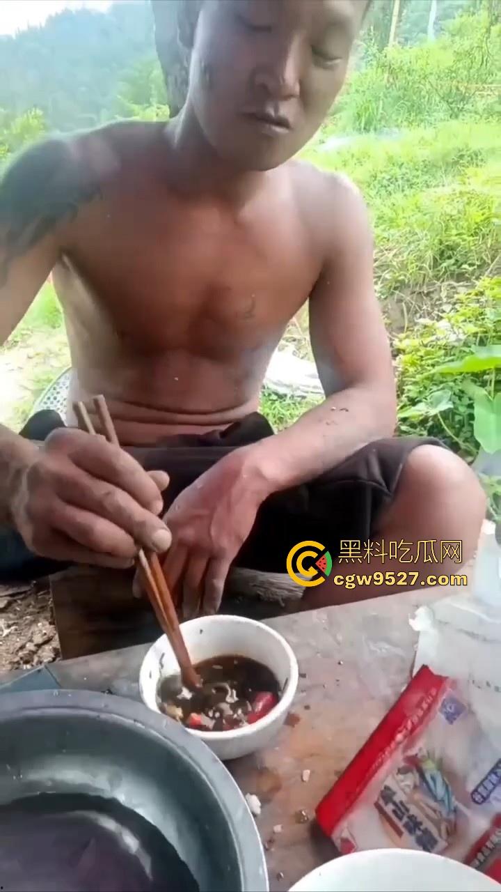 不是哥们这都能生吃呀!真不怕得病?真的极其重口,生吞小老鼠,也不怕得病 !-3