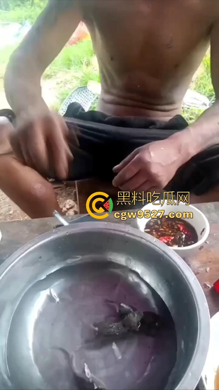 不是哥们这都能生吃呀!真不怕得病?真的极其重口,生吞小老鼠,也不怕得病 !-8