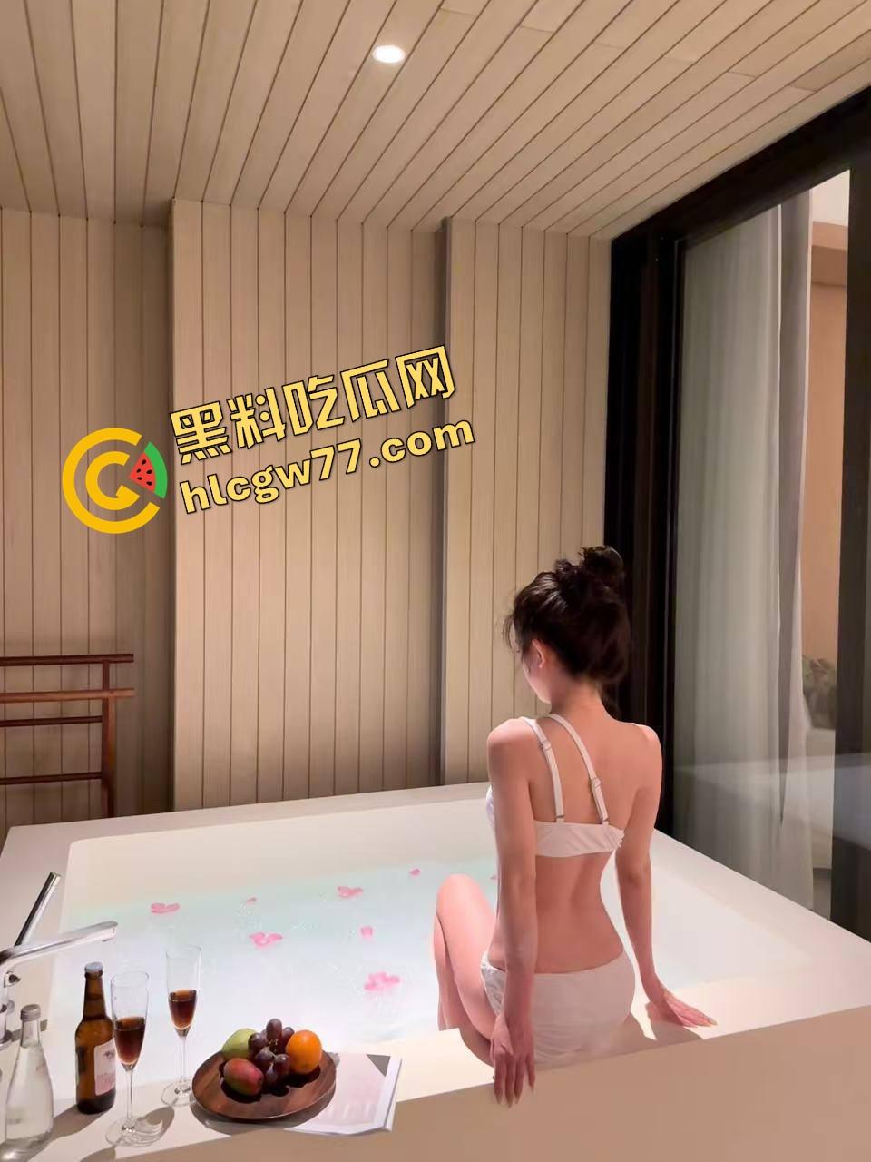 舔了半年公司女同事『周倩瑶』结果人家晚上骑着大屌浪到喷水,白天装清高晚上喂精!-10