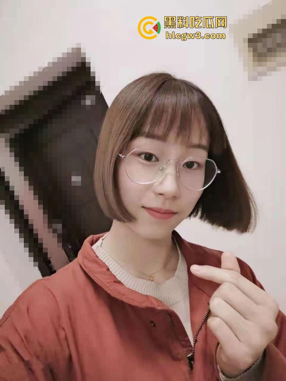 白领【肖依婷】上班请假去酒店偷情!为了被日一下竟不惜请假,职场精英竟私下如此饥渴 独家曝光!-1