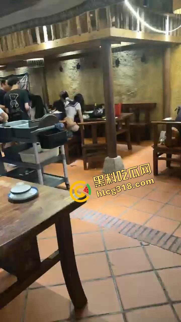 广州天河JK妹子喝断片开始通灵完成任务,真空掀裙坐闺蜜腿上磨逼,屁股一扭直接把旁边哥们干自闭了!-5