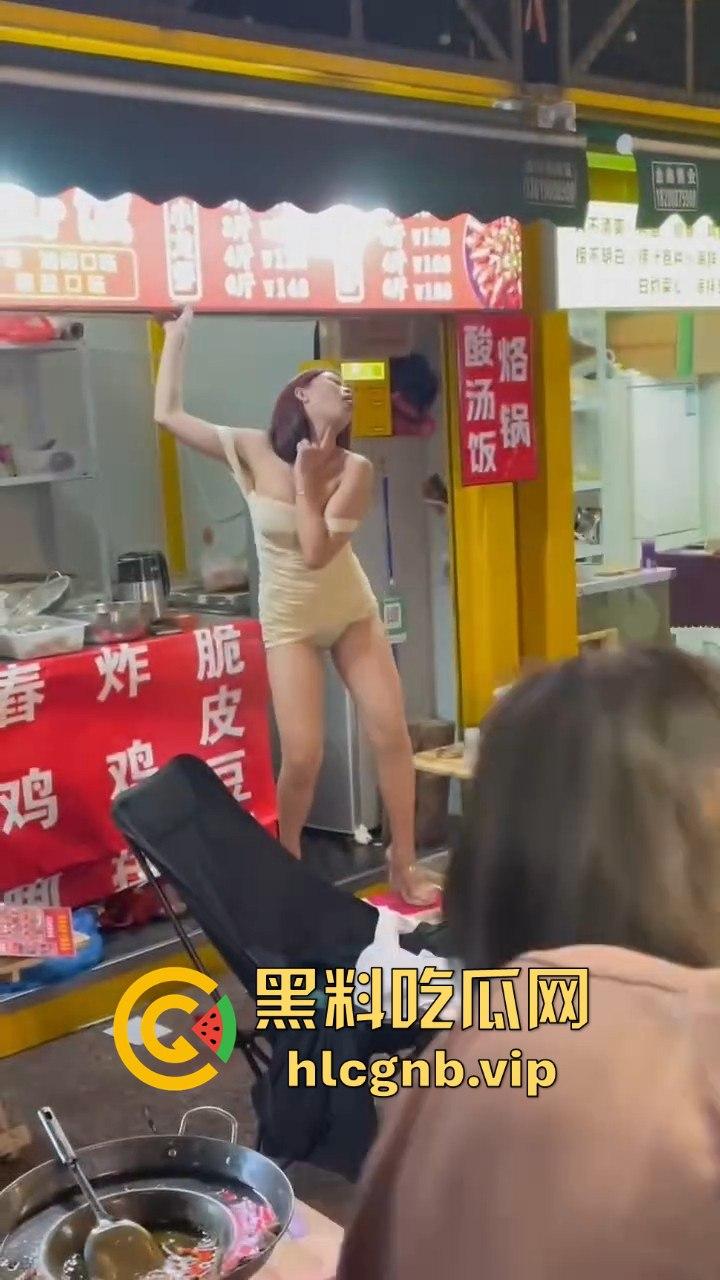 夜市龙虾吃多了,小骚货直接开舞内裤全露,酒吧里的福利竟然在夜市上演!-4