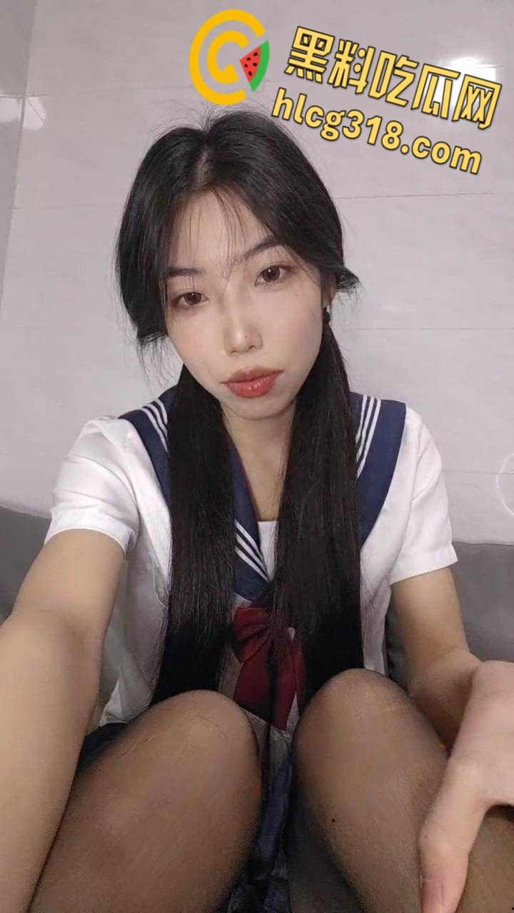 反差母狗阿黑颜JK制服自拍, 性感开档黑丝短裙 ,对镜粉穴特写,自慰表情淫荡拉丝 !-1