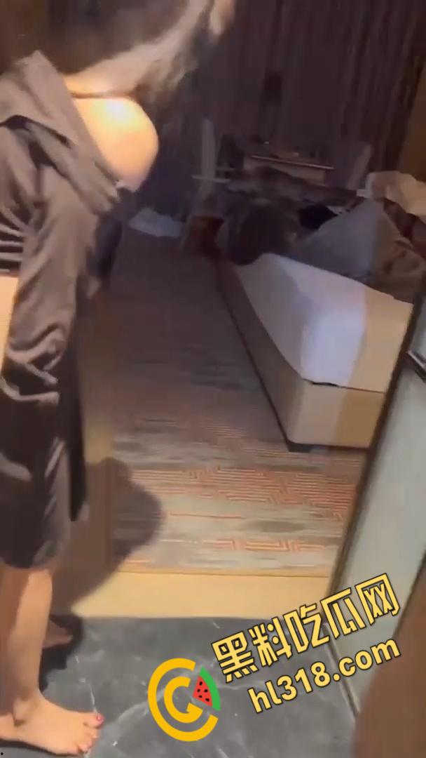 长沙小情侣开房遇第三者插足，失恋女醉酒敲开房门全裸上床，男主嘴角都快压不住了！