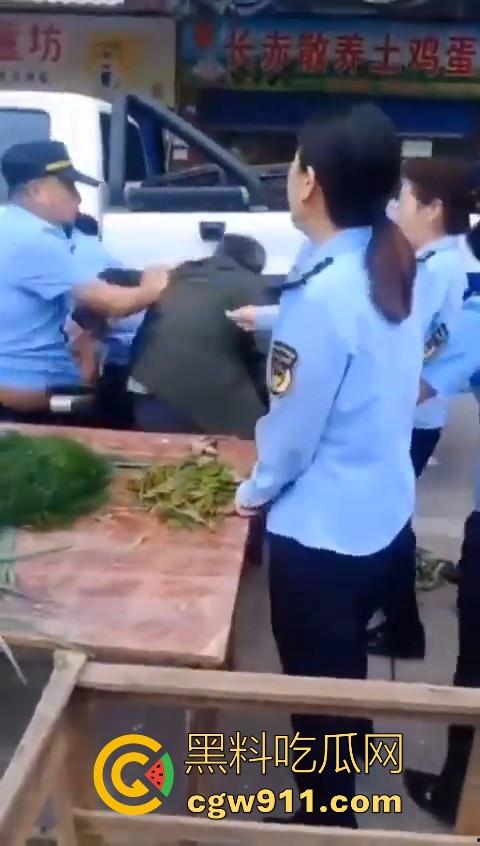 老头因菜市场摆摊和城管发生口角后斗殴!数人暴力执法将老头擒获,有执照的流氓?-2