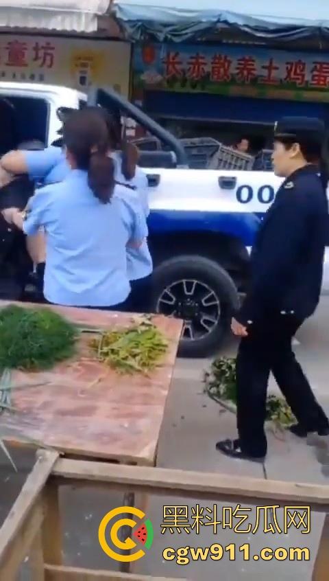 老头因菜市场摆摊和城管发生口角后斗殴!数人暴力执法将老头擒获,有执照的流氓?-3