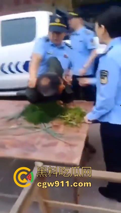 老头因菜市场摆摊和城管发生口角后斗殴!数人暴力执法将老头擒获,有执照的流氓?-5