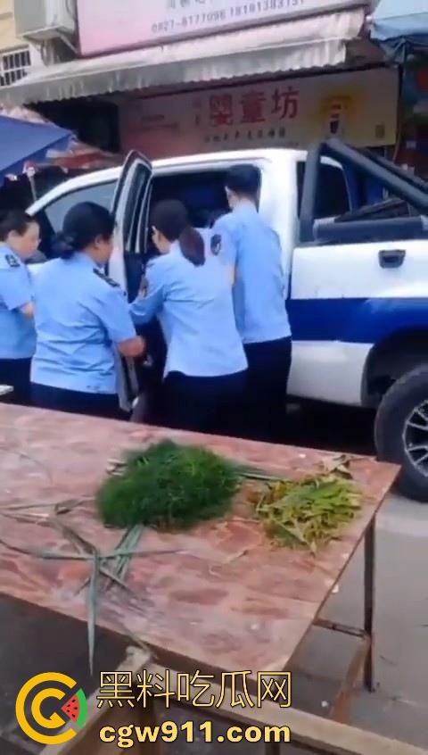 老头因菜市场摆摊和城管发生口角后斗殴!数人暴力执法将老头擒获,有执照的流氓?-6