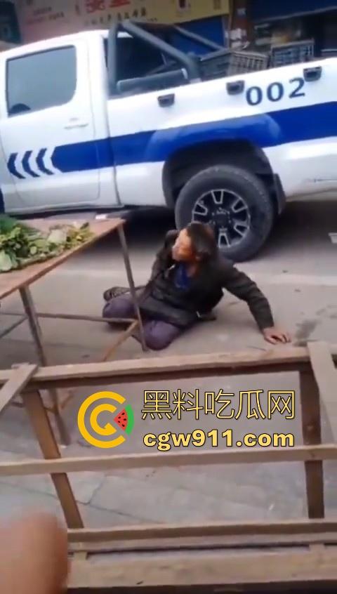 老头因菜市场摆摊和城管发生口角后斗殴!数人暴力执法将老头擒获,有执照的流氓?-7