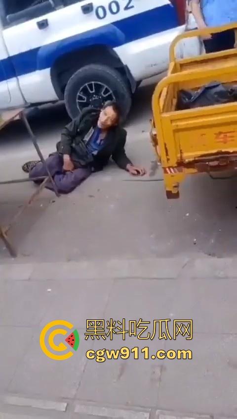 老头因菜市场摆摊和城管发生口角后斗殴!数人暴力执法将老头擒获,有执照的流氓?-8