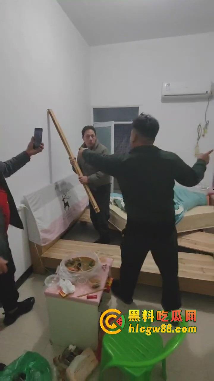 福建老哥偷情被捉奸，钻床底躲猫猫？老公带兄弟围剿，藏得了一时藏不了一世！