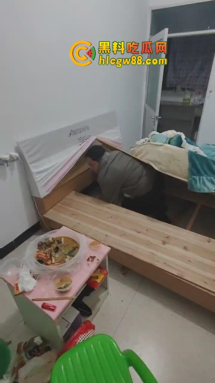 福建老哥偷情被捉奸,钻床底躲猫猫?老公带兄弟围剿,藏得了一时藏不了一世!-2