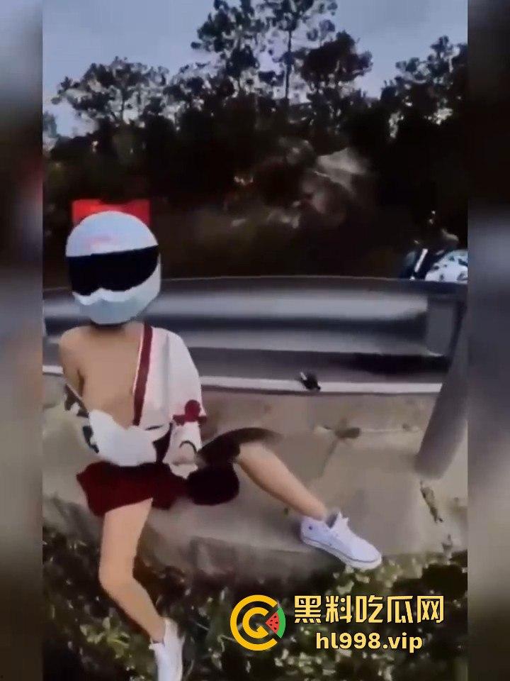 女骑手摔倒险坠山崖，居然还摆拍摸奶子！流量至上，简直让人无语！-7