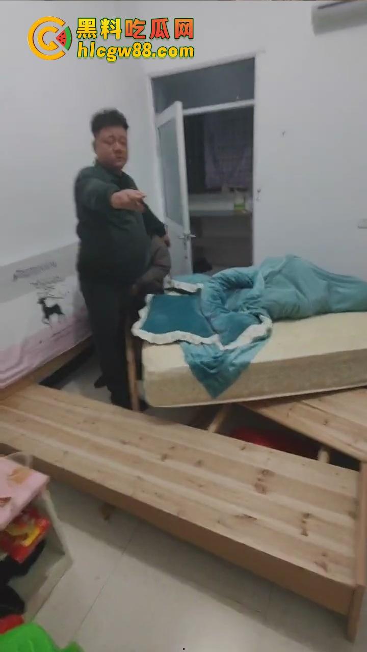 福建老哥偷情被捉奸,钻床底躲猫猫?老公带兄弟围剿,藏得了一时藏不了一世!-9