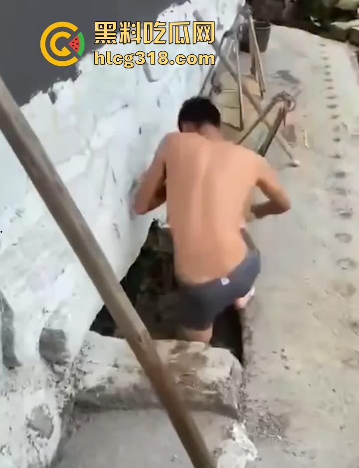 为当网红无下限低俗直播!皮带鞭打屁股 拖鞋拍胸 甚至裸体跳粪池,真是花样百出,想红想疯了!-6