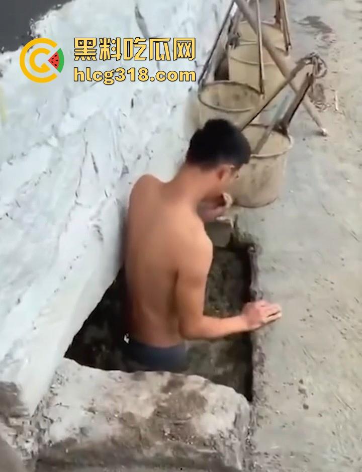 为当网红无下限低俗直播!皮带鞭打屁股 拖鞋拍胸 甚至裸体跳粪池,真是花样百出,想红想疯了!-7