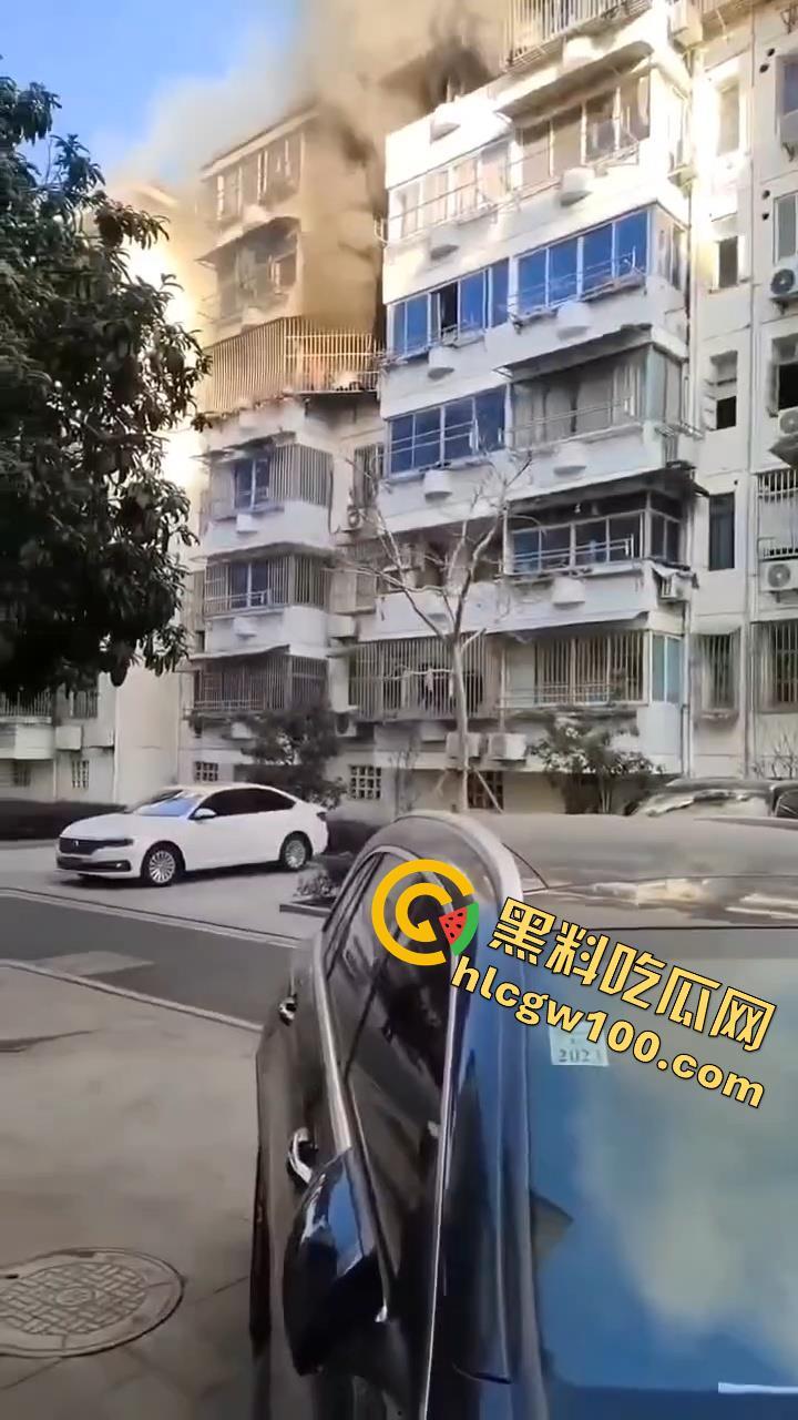 天塌了!南太湖突发噩梦级火灾!某小区瞬间变 “火场”,一死一伤,火光浓烟惊煞众人-3