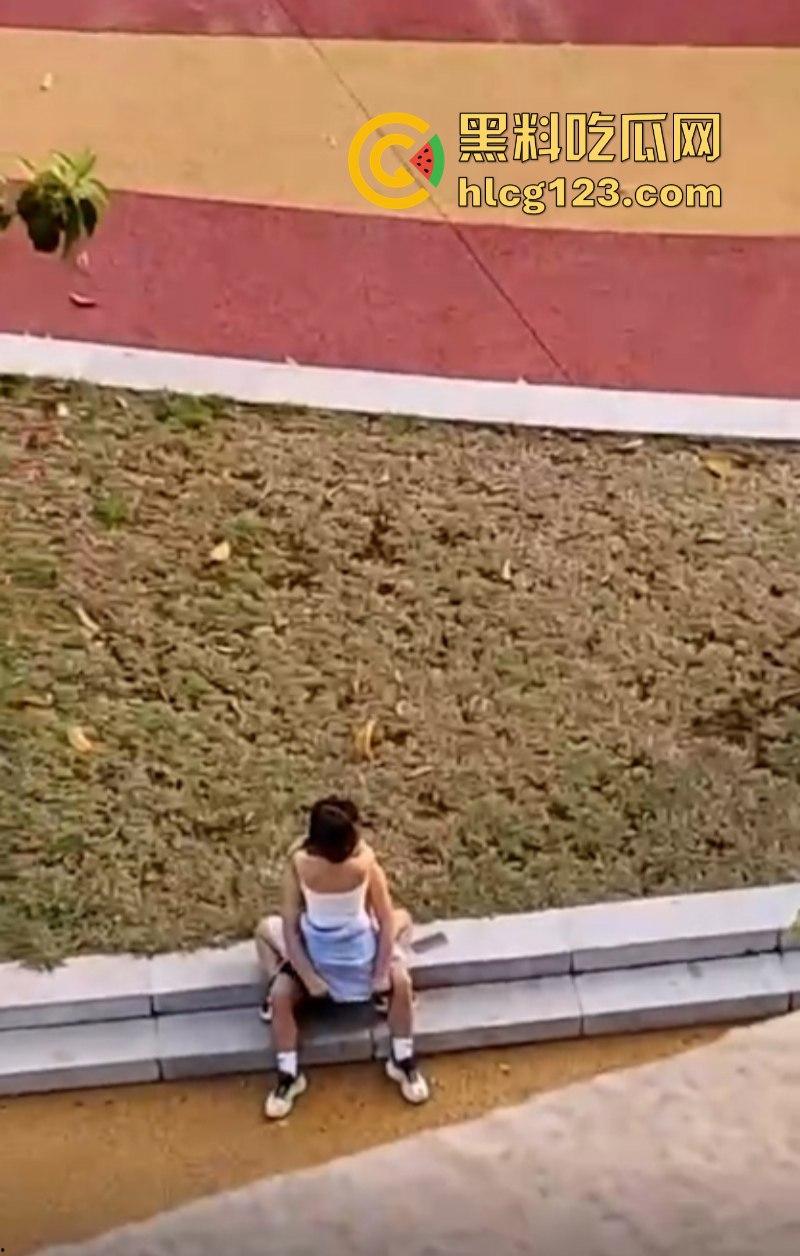 【云南红河学院】情侣操场野操遭偷拍 路边脱裤提鸡猛干 激情上演“活春宫”-8