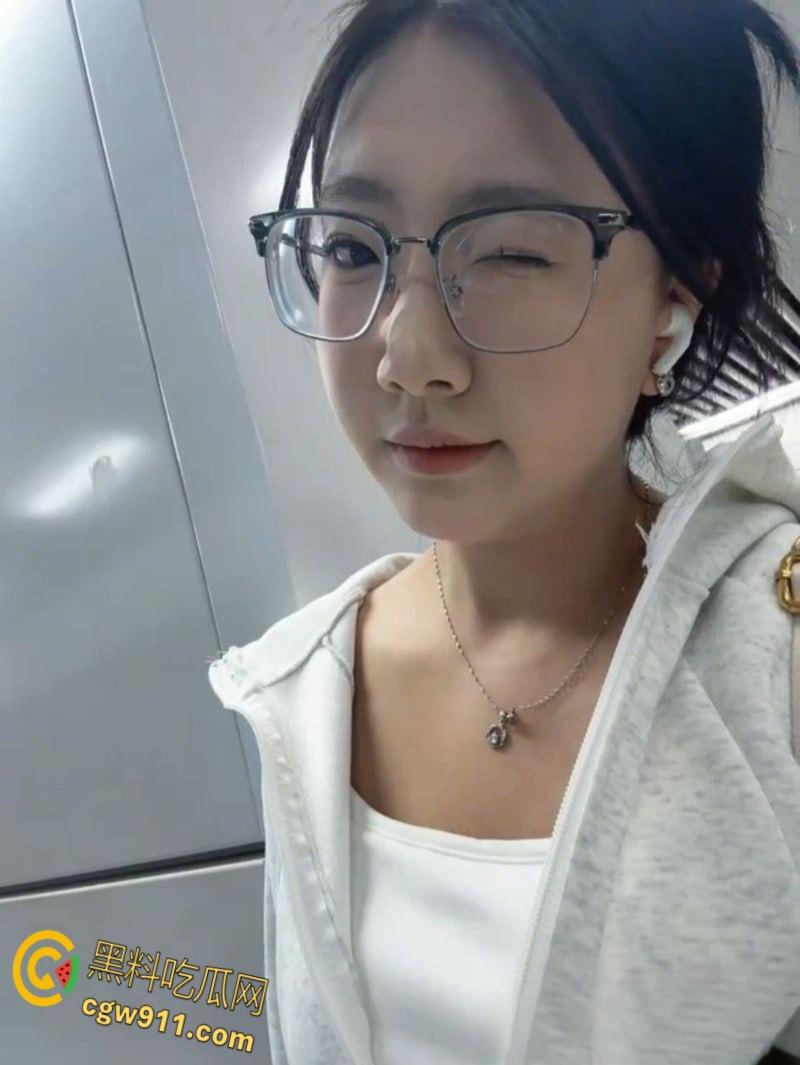 山西临汾微胖学妹【徐淼淼】，与男友酒店镜前后入自拍，极品翘臀后入爆操，白嫩巨乳晃动不止！-2