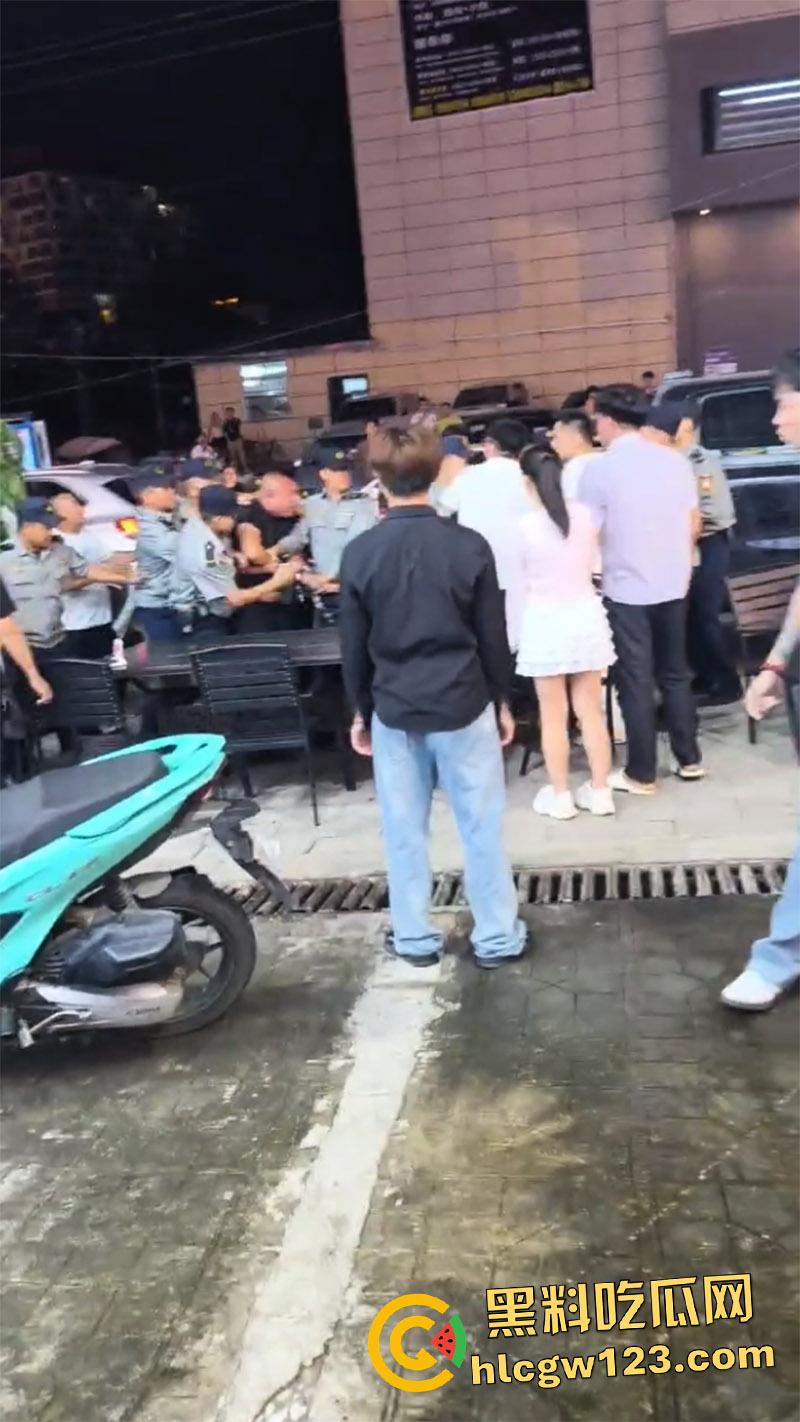 缅甸勐拉抓捕电诈大哥,直接叫来兄弟和警察对峙,无奈只能呼叫增援,现场实拍画面流出!-7