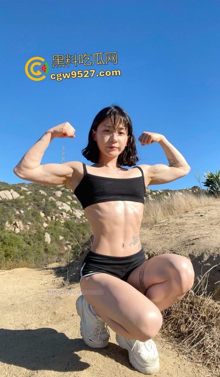 OnlyFans健身博主【Peachycatsnack】户外裸露秀逼！巨豆逼练有氧，回到家就震动棒突突按摩放松！