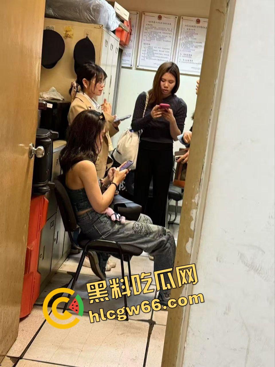 北京地铁飞机哥裤链一拉当场开演,结果精液飙偏射人屁股,妹子一边哭一边喊变态!-4