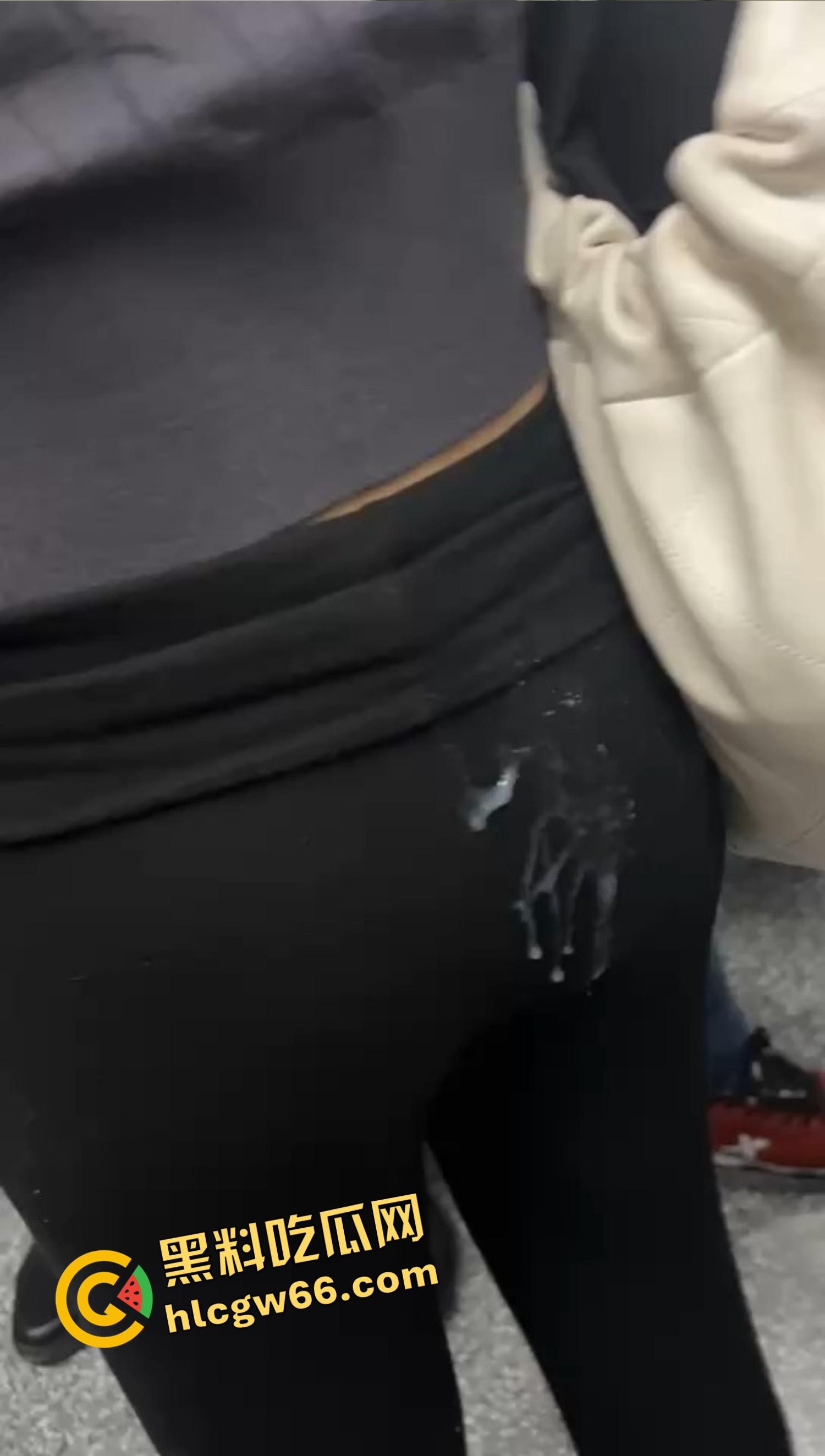 北京地铁飞机哥裤链一拉当场开演,结果精液飙偏射人屁股,妹子一边哭一边喊变态!-8