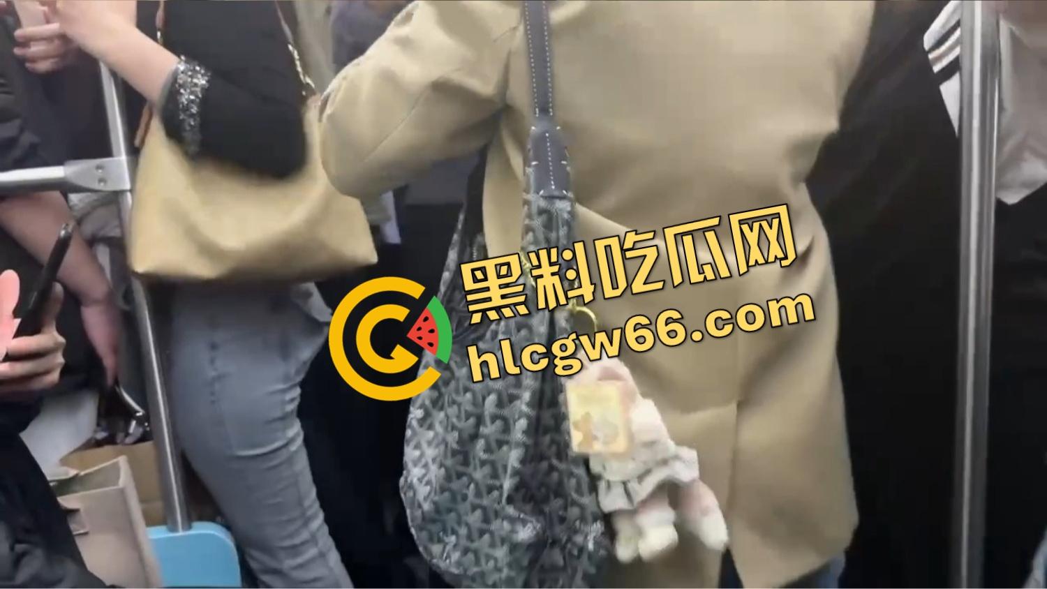 北京地铁飞机哥裤链一拉当场开演,结果精液飙偏射人屁股,妹子一边哭一边喊变态!-11