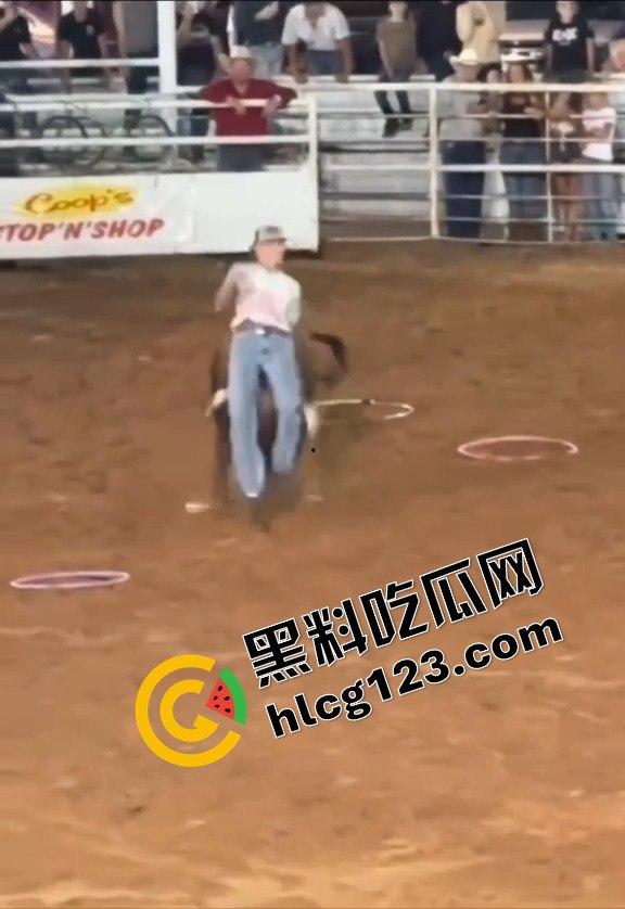 勇敢者的游戏:留在圈里拿10万美元?被牛撞一下骨折赚70万,这笔买卖真划算!-10