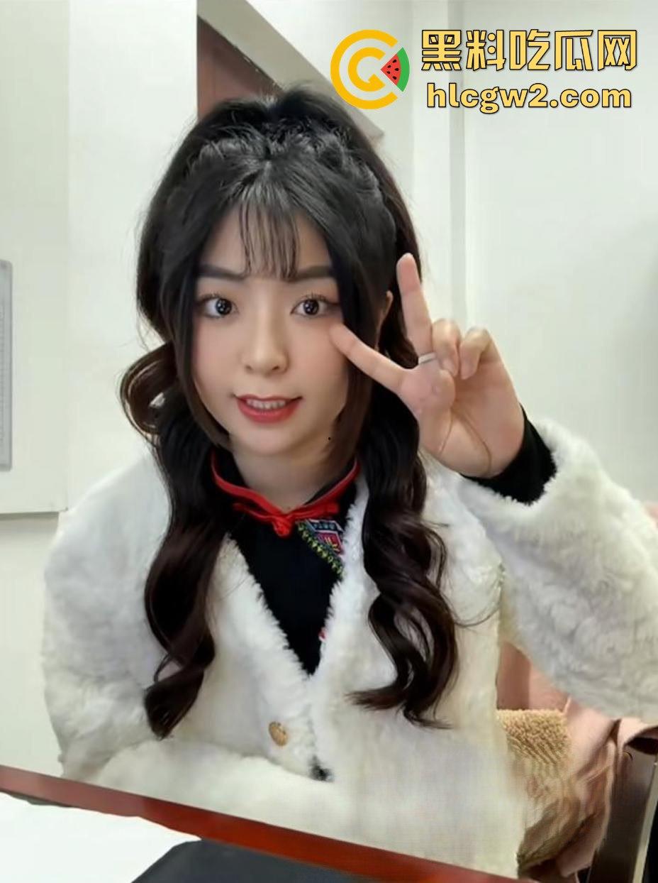 中职校巨乳老师『孟可心』酒店约炮，肉乎乎的身材抱起来狂操！微胖身材就是YYDS，操到停不下来！-9