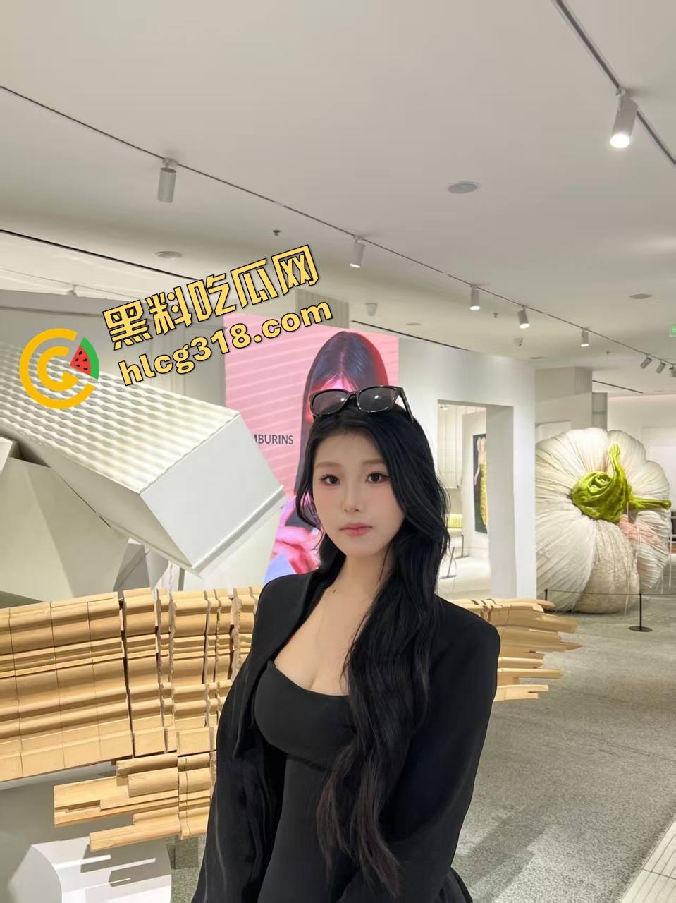 群友跑摩的累成狗，想打一炮结果进来个疯癫女大，洗澡洗到自嗨跳舞，这炮宁愿退钱也不打了！