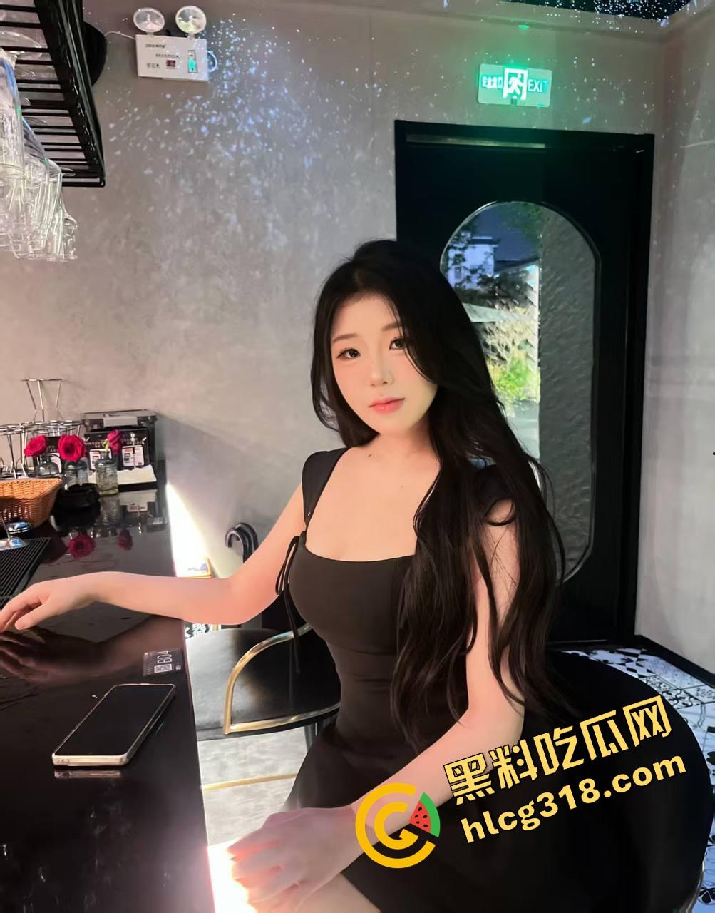 群友跑摩的累成狗,想打一炮结果进来个疯癫女大,洗澡洗到自嗨跳舞,这炮宁愿退钱也不打了!-4