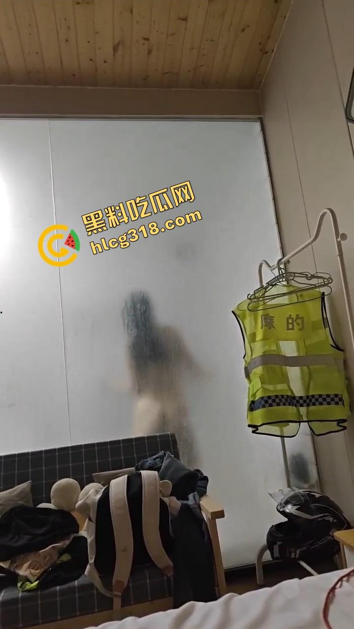 群友跑摩的累成狗,想打一炮结果进来个疯癫女大,洗澡洗到自嗨跳舞,这炮宁愿退钱也不打了!-7