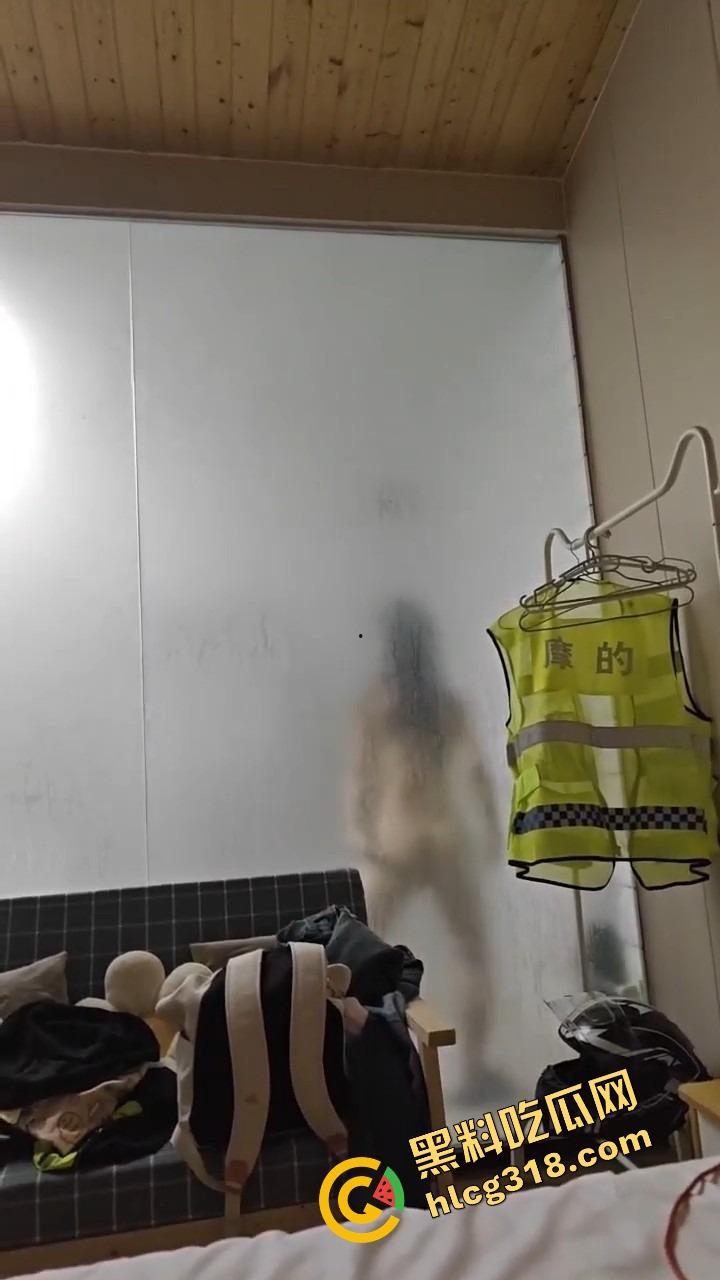 群友跑摩的累成狗,想打一炮结果进来个疯癫女大,洗澡洗到自嗨跳舞,这炮宁愿退钱也不打了!-9