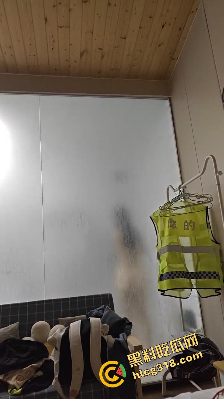 群友跑摩的累成狗,想打一炮结果进来个疯癫女大,洗澡洗到自嗨跳舞,这炮宁愿退钱也不打了!-10