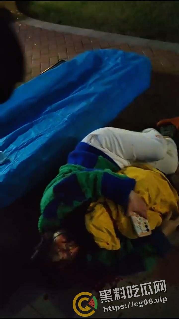 郑州灭门惨案!小孩半夜拍皮球 楼下邻居直接把全家刀了 丈夫当场死亡 血流满地 现场血腥画面曝光-6