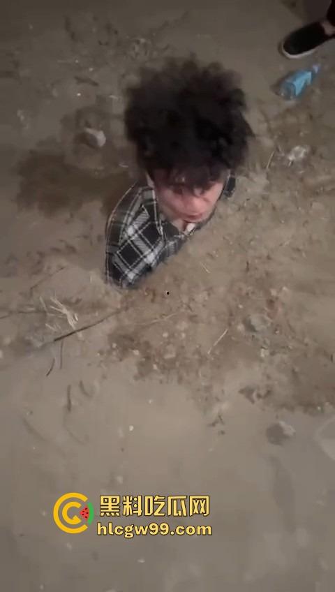 河北精神小伙直接把人埋土里玩活埋,现实版黑社会上演,影视剧诚不欺我,宇将军后继有人!-6