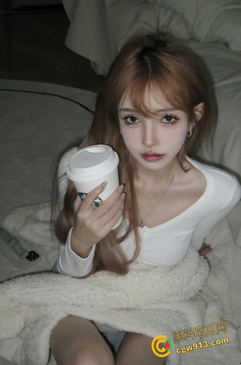 妹妹姨妈期饥渴难耐，骗哥哥大姨妈走了，豹纹高跟鞋大长腿主动骑乘，无套后入内射骚穴！