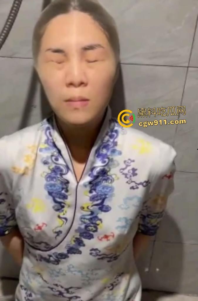 航空女神变金主母狗【梁美红】,拜金空姐厕所被尿身,丝袜罩头舔屁眼被调教,害的金主都不敢亲臭嘴!-2