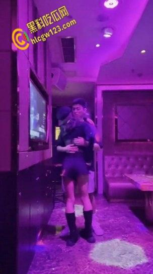 KTV包间里拥吻，衣着暴露的女同学深入短裤抚摸，卫生间激情口交站立后入打桩 ！