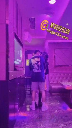 KTV包间里拥吻,衣着暴露的女同学深入短裤抚摸,卫生间激情口交站立后入打桩 !-3