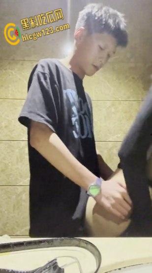 KTV包间里拥吻,衣着暴露的女同学深入短裤抚摸,卫生间激情口交站立后入打桩 !-6