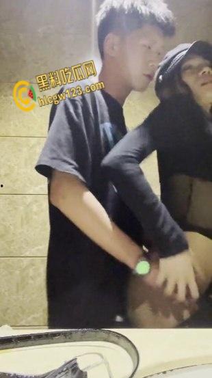 KTV包间里拥吻,衣着暴露的女同学深入短裤抚摸,卫生间激情口交站立后入打桩 !-7