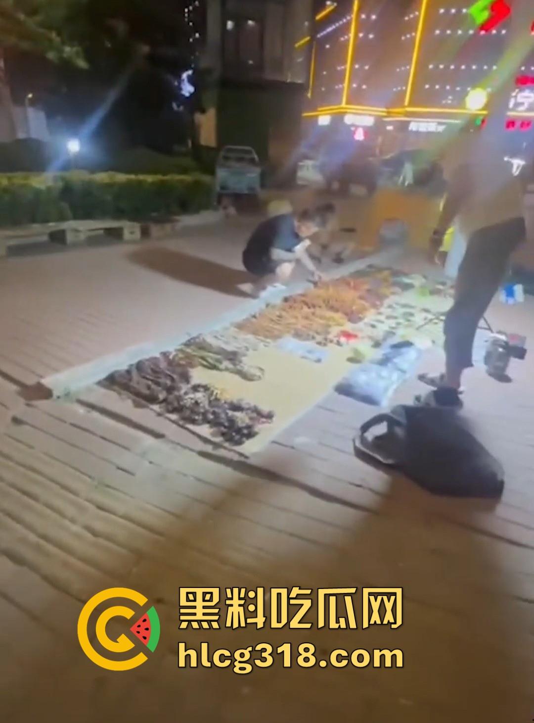 青岛黄岛深夜街头惊现裸男！夜市街区全裸打滚，貌似是喝酒导致的，这哥们儿醉态百出！